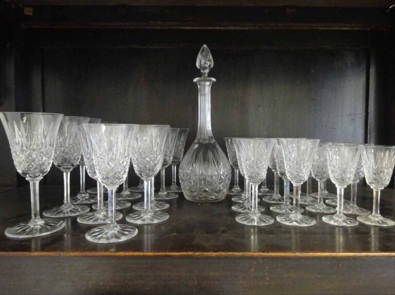 Partie de service en cristal taillé certaines pièces marquée