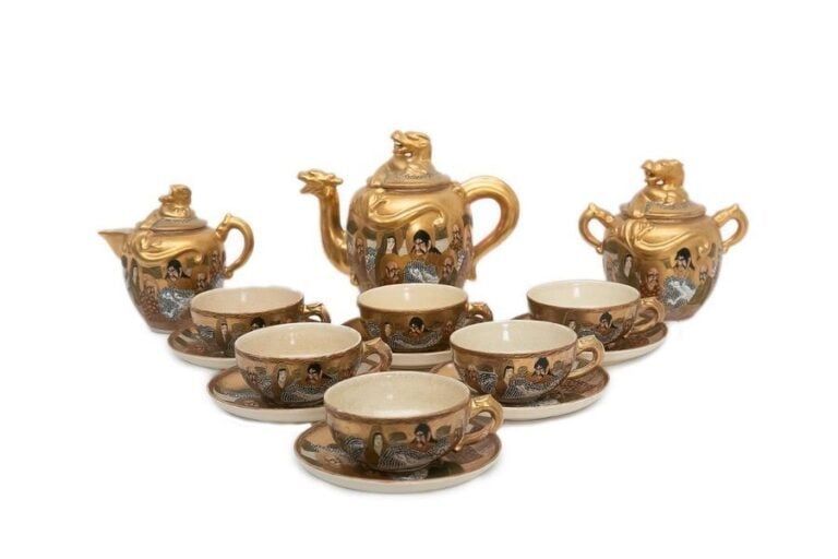 PARTIE DE SERVICE EN FAÏENCE DE SATSUMA PAR L’ATELIER HANZAN ??