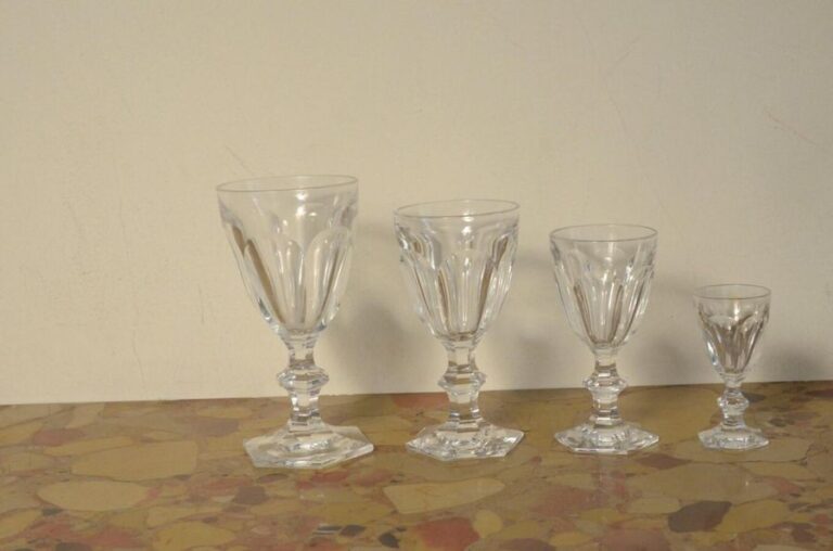 Partie de services de verres en cristal, modèle Harcourt comprenant : 10 verres à eau, 10 verres à vin rouge, 14 verres à vin blanc, 14 verres à liqueur, 14 coupes à champagn
