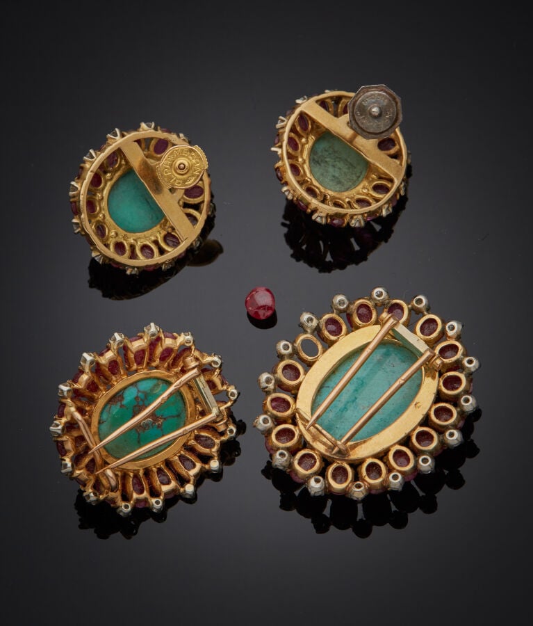 PARURE comprenant deux CLIPS de CORSAGE et une paire de BOUCLES d'OREILLES (tra…
