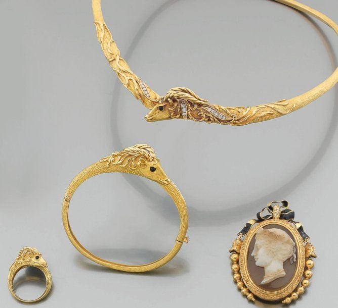 PARURE comprenant un COLLIER, un BRACELET et une BAGUE « béliers » or jaune ciselé, torsadé et sculpté partiellement serti de diamant