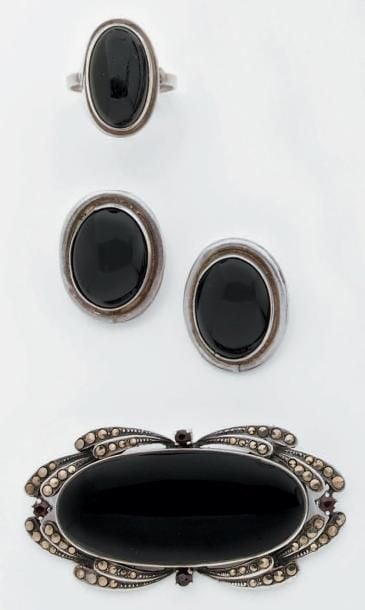 PARURE comprenant une BROCHE, une BAGUE, et une PAIRE DE CLIPS D'OREILLES en argent serti d'ony