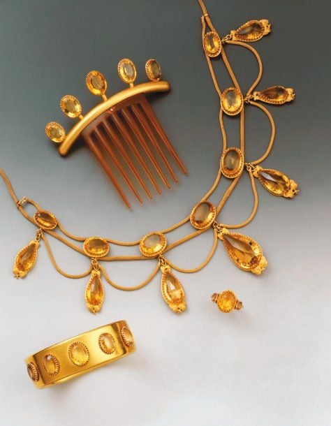 Parure en or jaune et citrines ovales facettées comprenant : collier retenant sept pampilles poires - bracelet rigide ouvrant (accidenté) - peigne de chignon appliqué d'écaille et bague oval