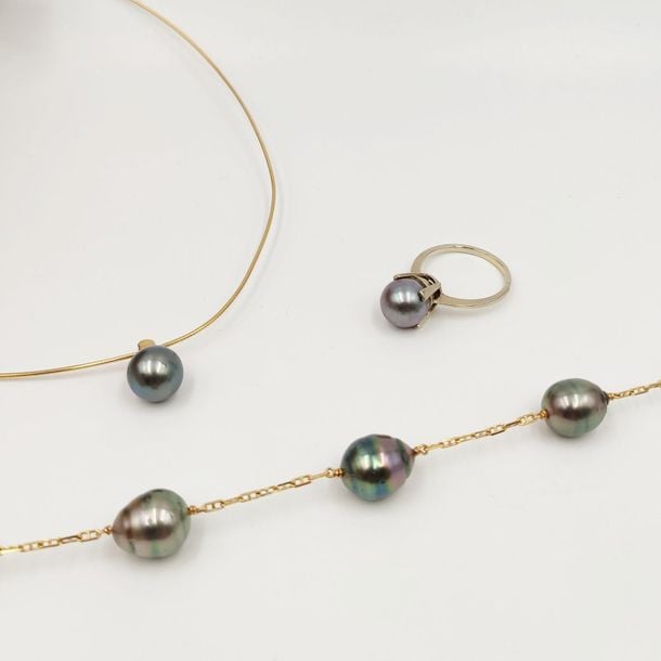 •PARURE en or jaune et or gris (750‰) comprenant un