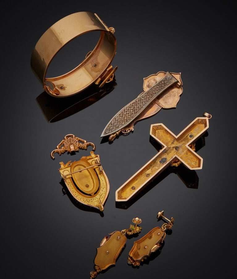 PARURE en or rose et or jaune (750‰) ciselé de volutes et feuilles, serti de di…