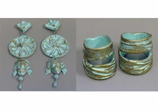 PARURE en papier maché turquoise et or comprenant une PAIRE de MANCHETTES et une PAIRE de PENDANTS d'OREILLES (non signée)