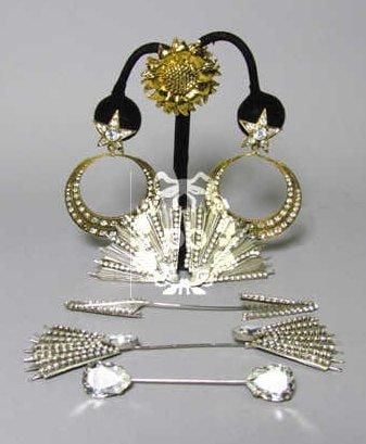 PARURE 'éventail' en métal argenté et strass comprenant une PAIRE de CLIPS d'OREILLES (manques strass) et une FIBULE (manque un strass) (non signée