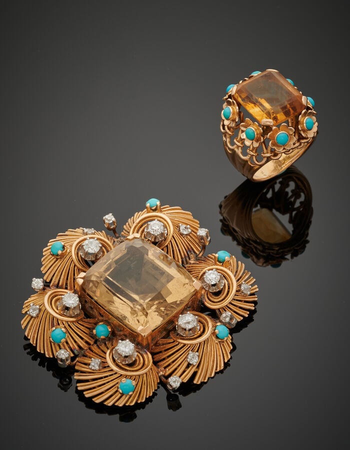 PARURE "fleurs" comprenant une BROCHE et une BAGUE "cocktail" en platine (950‰)…