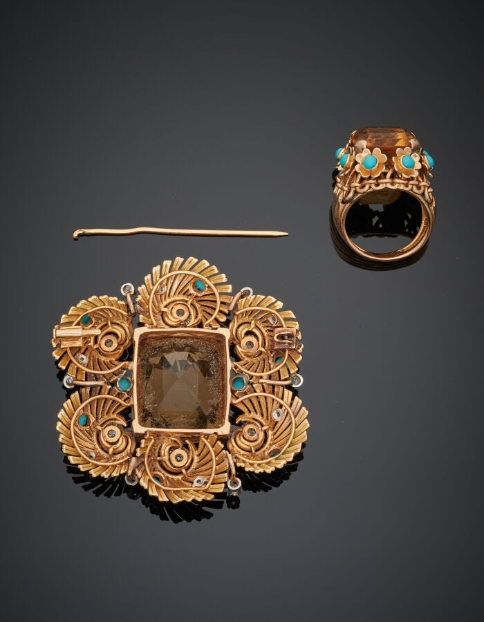 PARURE "fleurs" comprenant une BROCHE et une BAGUE "cocktail" en platine (950‰)…