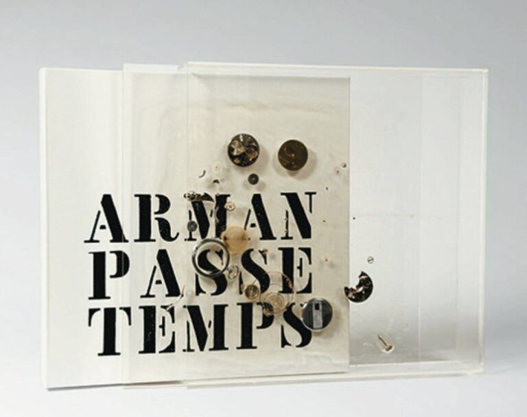 « PASSE TEMPS », 1971 Emboîtage-inclusion « colère de montre » en Plexiglas signé et numéroté sur 150 en bas à droite, contenant un ouvrage signé de l'artiste comportant des planches en noir et en couleur