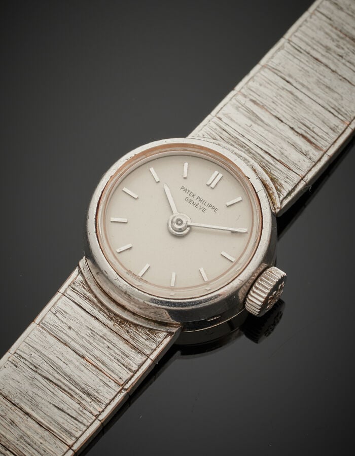 PATEK PHILIPPE - BRACELET MONTRE ronde de dame en or gris (750‰). Cadran gris c…