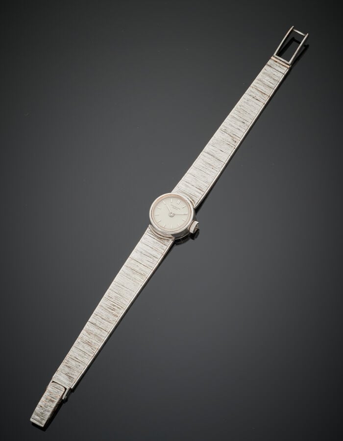 PATEK PHILIPPE - BRACELET MONTRE ronde de dame en or gris (750‰). Cadran gris c…