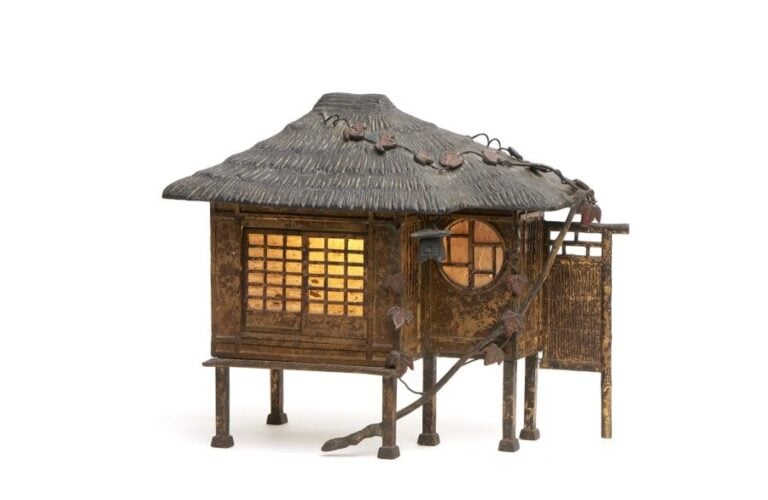 Pavillon de thé miniature en fonte avec des traces de dorur