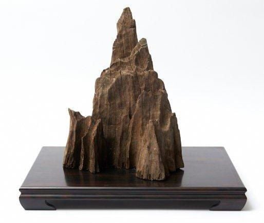 Paysage (suiseki) en bois figurant un paysage montagnar