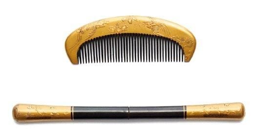 Peigne et épingle à cheveux dorés, tous deux décorés de motifs gravé
