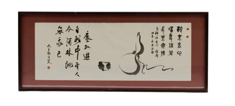 Peinture à l'encre encadrée figurant une gourde et un bol de saké ainsi que deux calligraphies: l'une écrite en caractères chinois archaïques et l'autre en caractères standard