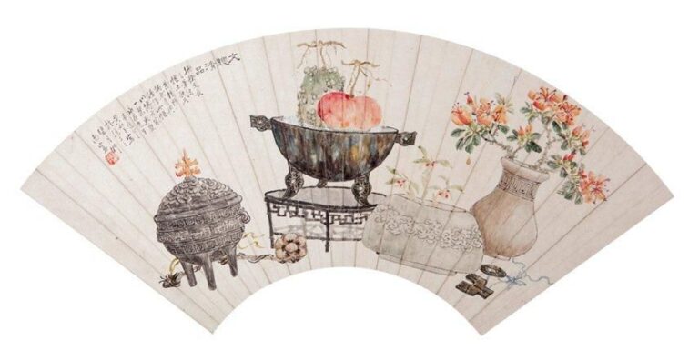 Peinture chinoise sur éventail figurant des vases et des récipients en bronze de la chine antique ainsi que des fruits et des fleur