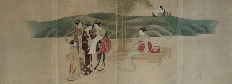 Peinture polychrome encadrée représentant deux hommes espionnant un groupe de bijin, l'un fumant une pipe en kiseru et l'autre lisant une longue lettr