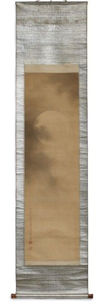 Peinture polychrome sur rouleau (kakejiku) figurant une pleine lune dans un ciel brumeu