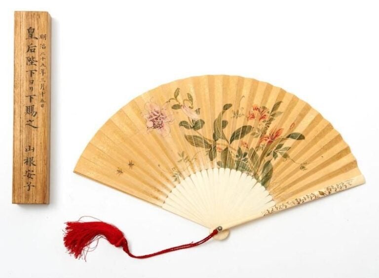 Peinture sur èventail pliant dècor de fleurs de lys et d'insecte