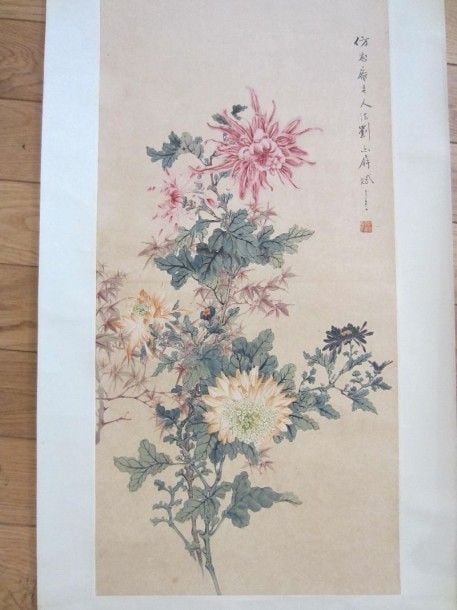 Peinture sur papier représentant une composition florale de chrysanthèmes entourées de divers feuillage