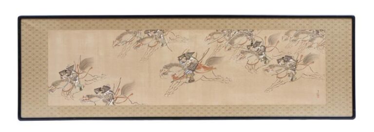 Peinture sur soie de forme rectangulaire et encadrée figurant des guerriers à cheval par Ikai Shokuku (1881- 1939