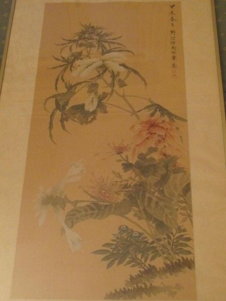 Peinture sur soie encadrée sous verre représentant fleurs et rinceau