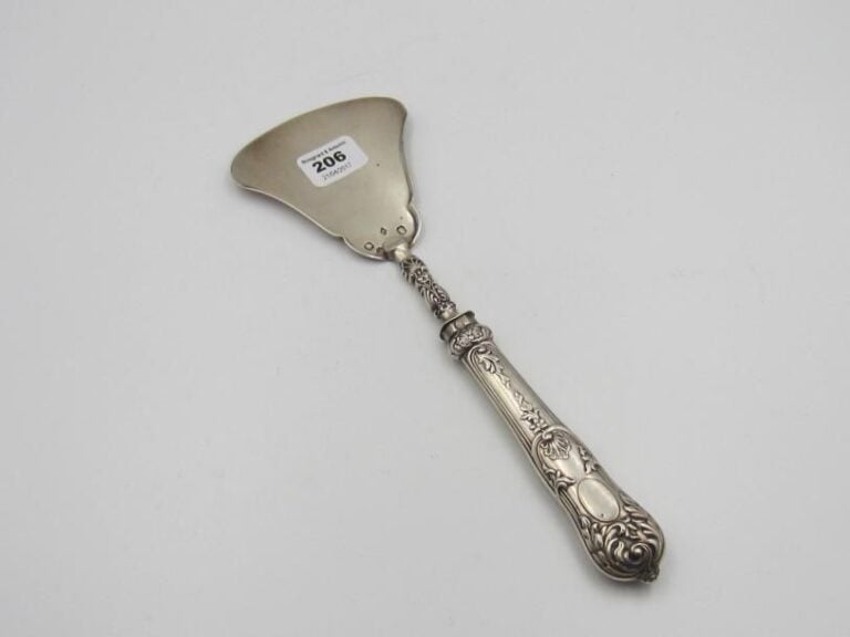 Pelle à glace en argent (950 ‰) à décor de coquilles et feuillages