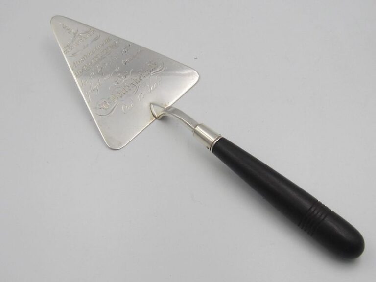 PELLE À PÂTISSERIE; le manche en ébène; spatule en argent (minimum 800 millièmes) gravée et datée 19 septembre 187
