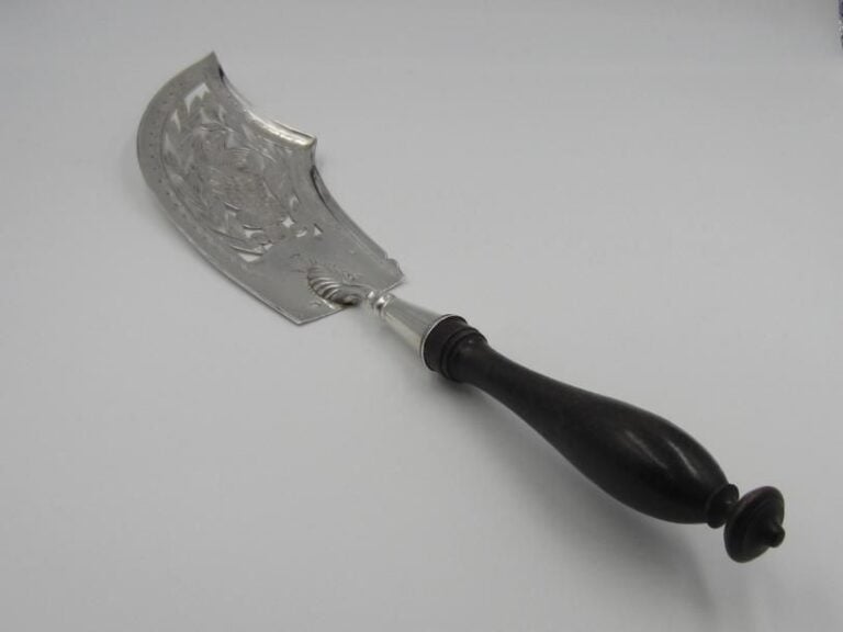 PELLE À POISSON en argent (950 ‰) à décor ajouré et ciselé d'un poisson parmi des algue