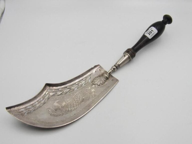 Pelle à poisson en argent 950 ‰ à décor repercé de feuillage stylisé et gravé d'un dauphi