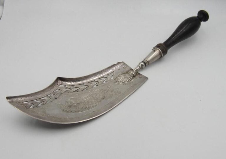 Pelle à poisson en argent à décor repercé de feuillage stylisé et gravé d'un dauphi