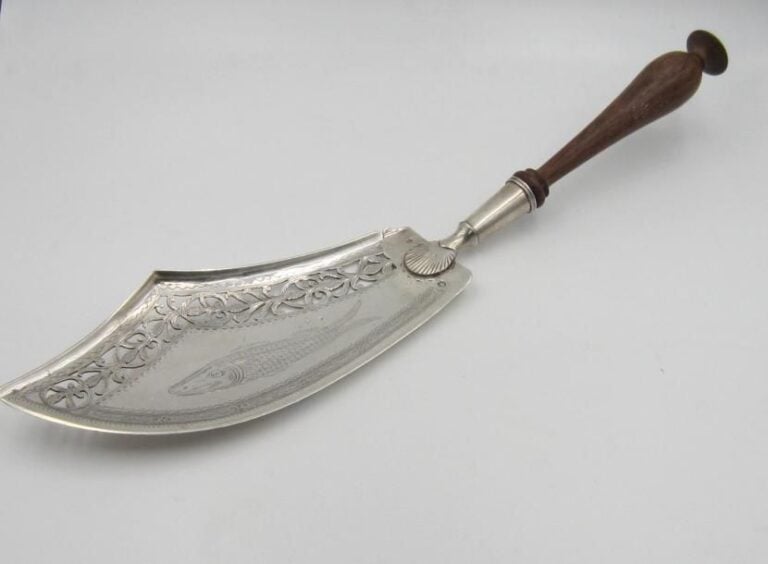 Pelle à poisson en argent à décor repercé de feuillage stylisé et gravé d'un poisso