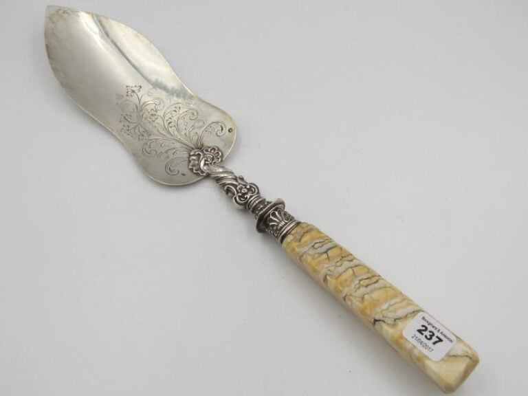 Pelle à tarte en argent (950 ‰) gravé de feuilles d'acanthe et baies et à motif de coquille