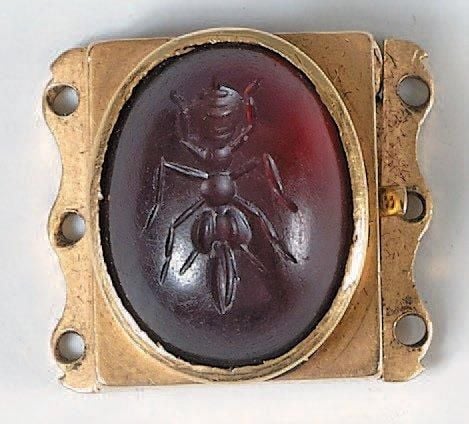 Pendant orné d'une intaille ovale représentant une fourm