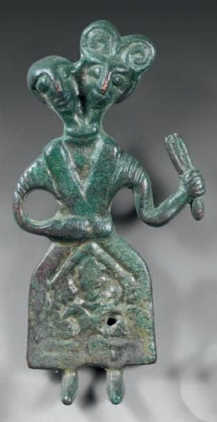 Pendeloque en forme de figurine féminine à deux tête