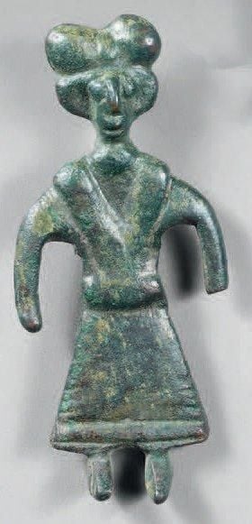 Pendeloque en forme de figurine féminine portant une jupe serrée à la ceinture et un bonne