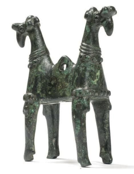 Pendeloques à deux protomés de griffons ornés de collier à pendeloques globulaire