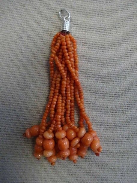 PENDENTIF AUX PERLES DE CORAIL Poids approximatif: 15