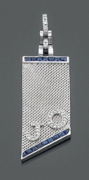 PENDENTIF «bande biseautée» en or gris (750 millièmes) serti de diamants taille brillant, baguette et saphirs calibrés (égrisures), monogrammé «