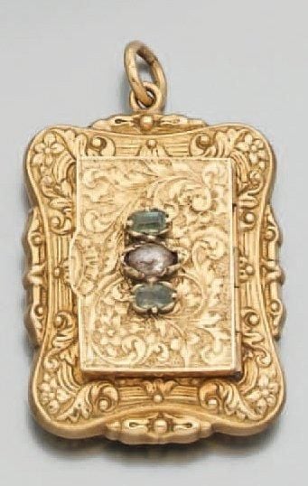 PENDENTIF - BOÎTE À PRISER de forme rectangulaire en or jaune finement ciselé surmonté d'un diamant taillé en rose épaulé de deux émeraudes taillées à degré