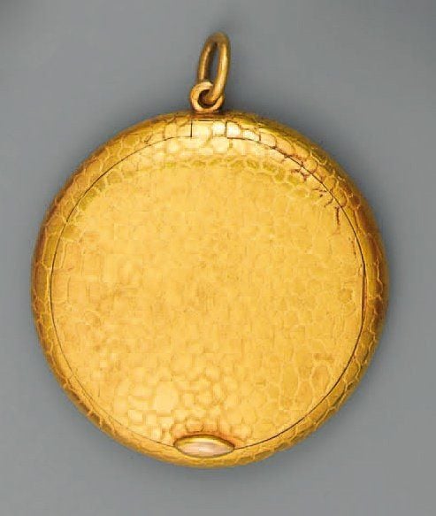 PENDENTIF BOÎTE circulaire en or jaune à décor d'imitation crocodil