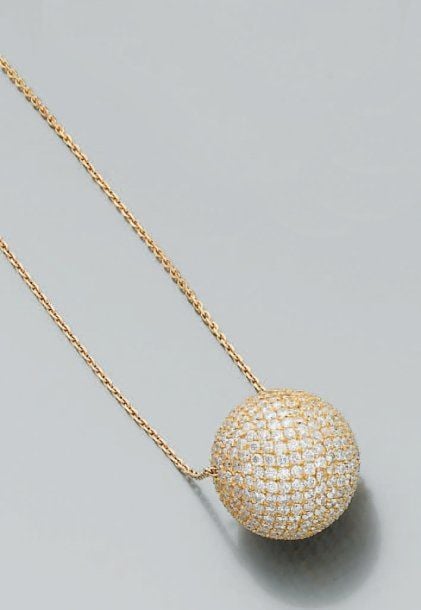 PENDENTIF « boule », et sa chaînette, en or jaune entièrement pavé de diamants de taille brillan