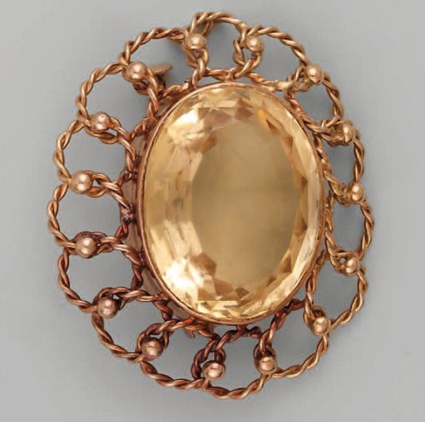 PENDENTIF-BROCHE en or jaune torsadé, boulé et ajouré serti d'une importante citrine de forme oval