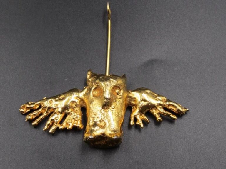 PENDENTIF «chouette» en métal doré martelé et sculpté, retenu par une tig