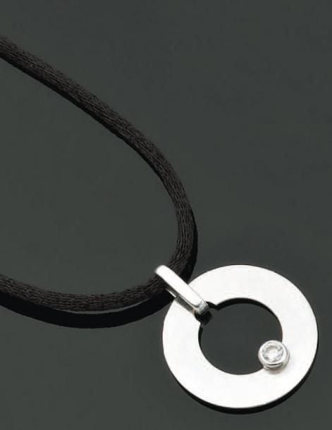 PENDENTIF circulaire en or gris ajouré serti d'un diamant taille brillan