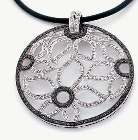 PENDENTIF circulaire en or gris et or noirci ajouré serti de diamants blancs et noirs, à motifs de fleur