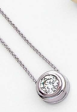 PENDENTIF circulaire en or gris orné d'un diamant de taille brillant en serti clo