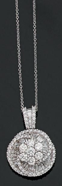 PENDENTIF «circulaire» en or gris serti de diamants taille brillant, baguettes et taepers à motif de volutes et fleurett