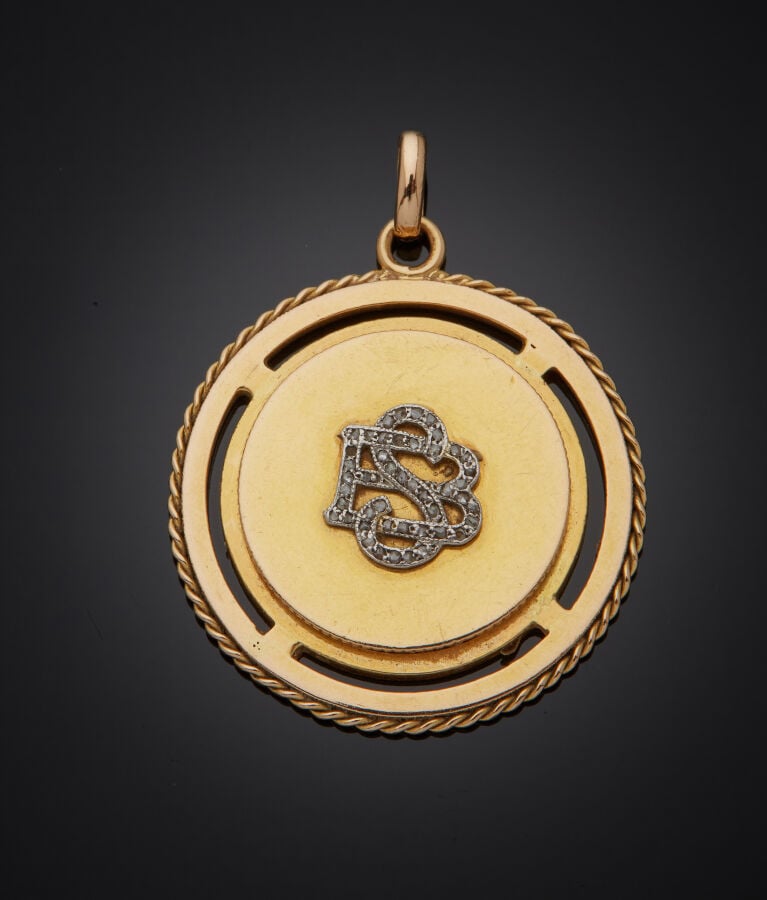 PENDENTIF circulaire en or jaune et or gris (750‰) ajouré, torsadé, rehaussé d'…